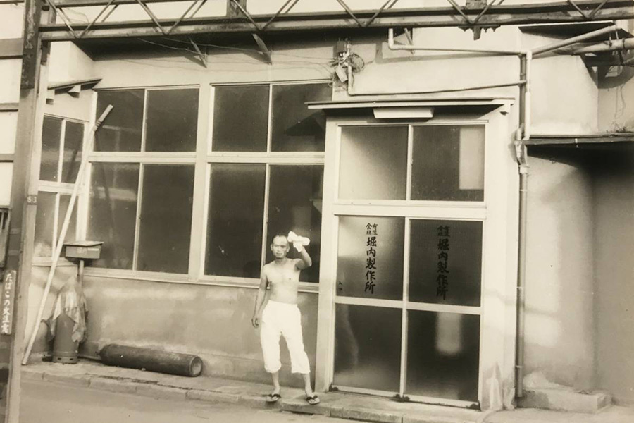 初代代表と創業当時の様子